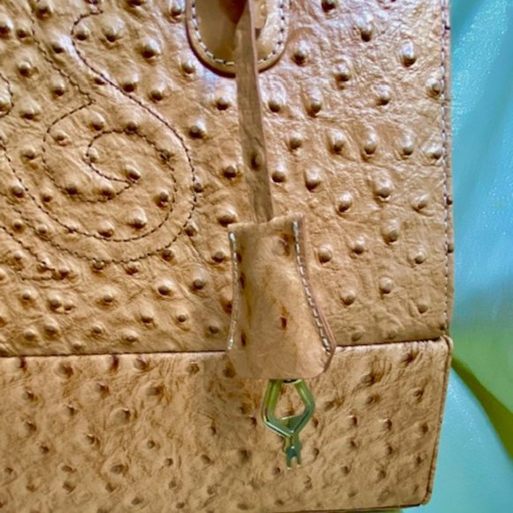 💖Host Pick💖 ONE OF A KIND! Ostrich leather Handbag With a Secret Depart. /H38 - Picture 4 of 12